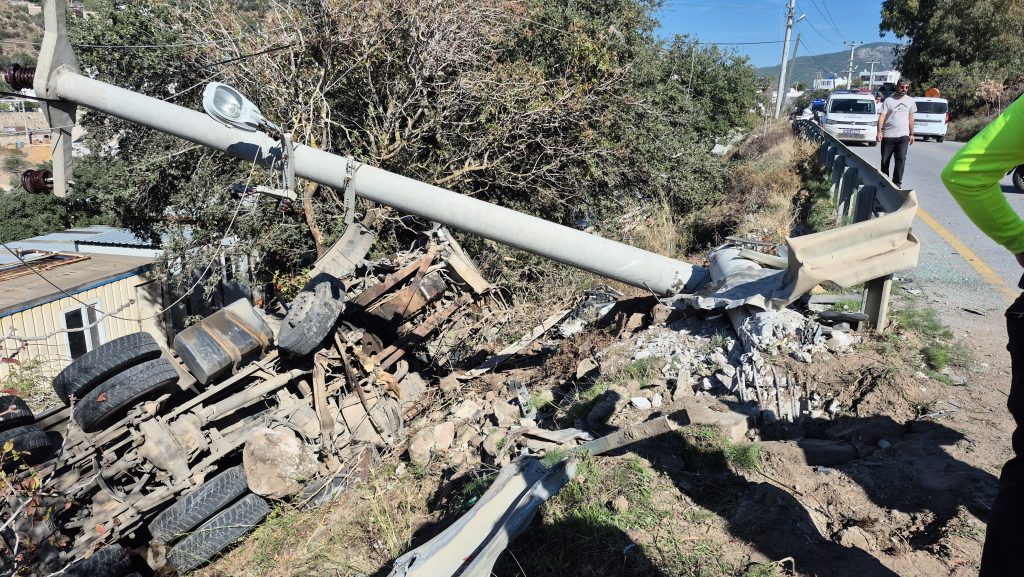 bodrum kamyon, bodrumda kamyon şarampole devrildi, bodrumda kamyon devrildi, bodrum, kamyon şarampole devrildi