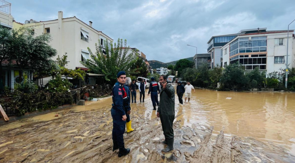 izmir foça sel, izmir foça sel olayı, foça sel, izmir foça, foça sel