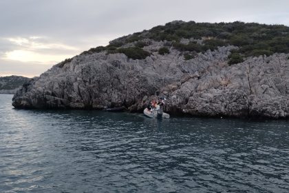 bodrum bot kazası, bodrumda kayalıklara çarpan bot, bodrumda bot kayalıklara çarptı, bodrum bot, bodrum bitez