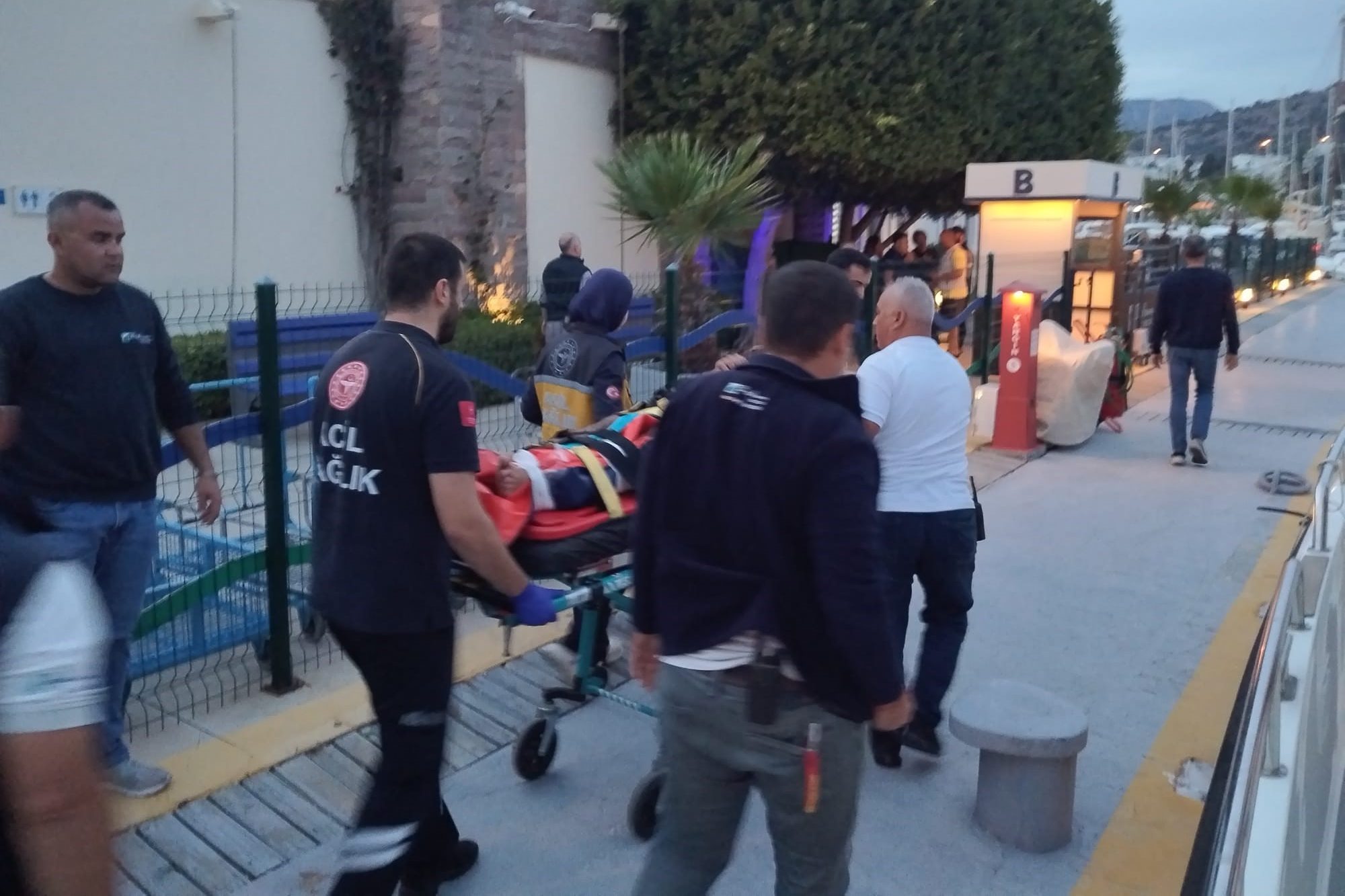 bodrum bot kazası, bodrumda kayalıklara çarpan bot, bodrumda bot kayalıklara çarptı, bodrum bot, bodrum bitez