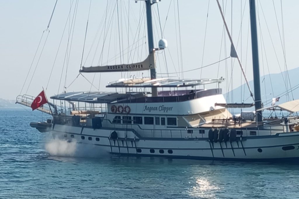 bodrumda tekne karaya oturdu, bodrumda karaya oturan tekne, bodrumda karaya oturdu, bodrum yelkenli tekne, bodrum haremtan burnu