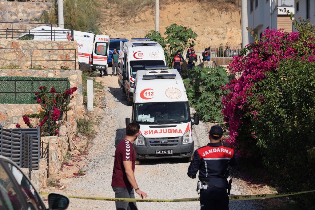 ulada arkadaşının evini ateşe verdi, ula gökova, ula jandarma, ulada jandarmaya saldıran uyuşturucu bağımlısı, ula uyuşturucu