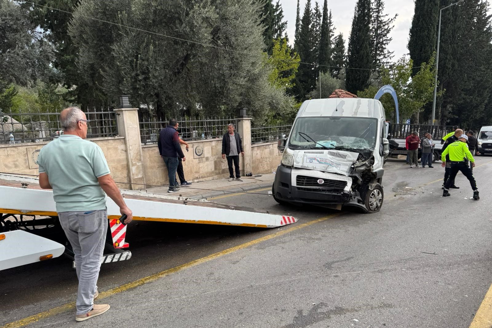 fethiye freni patlayan kamyon, fethiyede öğrenci servisine kamyon çarptı, fethiye kaza, fethiyede kamyon öğrenci servisine çarptı, fethiye trafik kazası