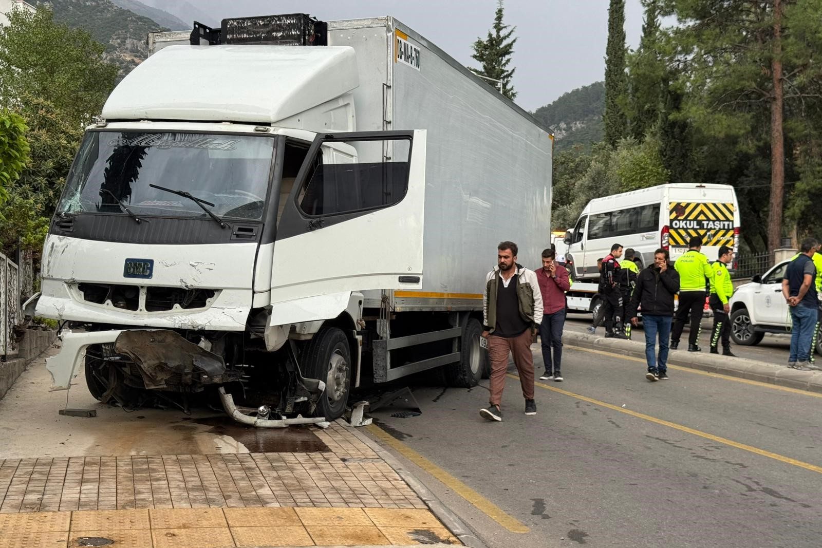 fethiye freni patlayan kamyon, fethiyede öğrenci servisine kamyon çarptı, fethiye kaza, fethiyede kamyon öğrenci servisine çarptı, fethiye trafik kazası
