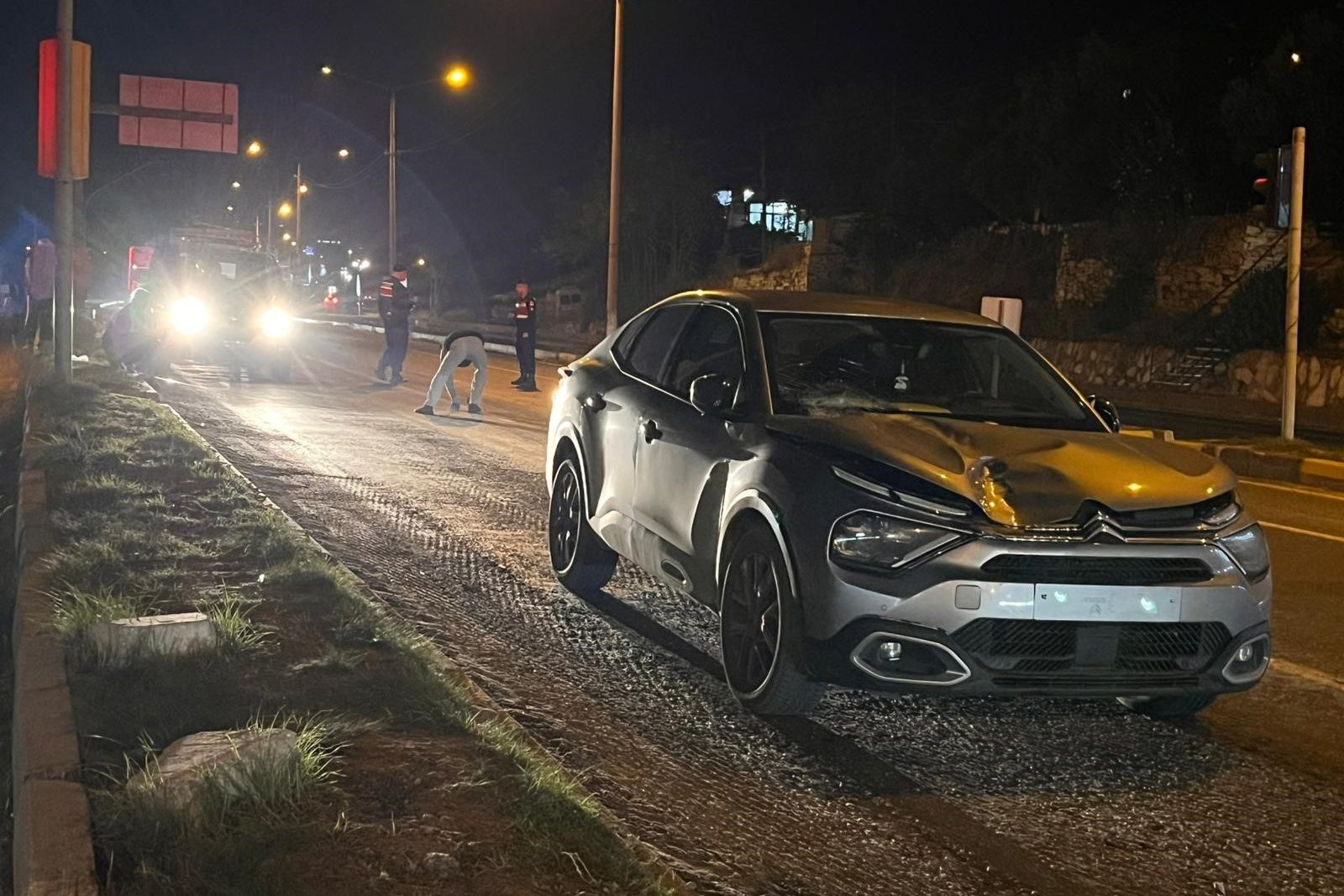 yatağan kaza, yatağan trafik kazası, yatağanda otomobil çarptı, yatağan, yatağanda bir gence otomobil çarptı