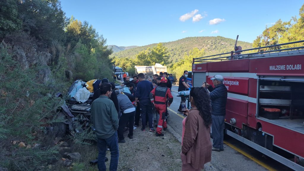 bodrum kaza, bodrum trafik kazası, bodrumda tır ile otomobil çarpıştı, torba-gölköy yolunda kaza, torba-gölköy yolu