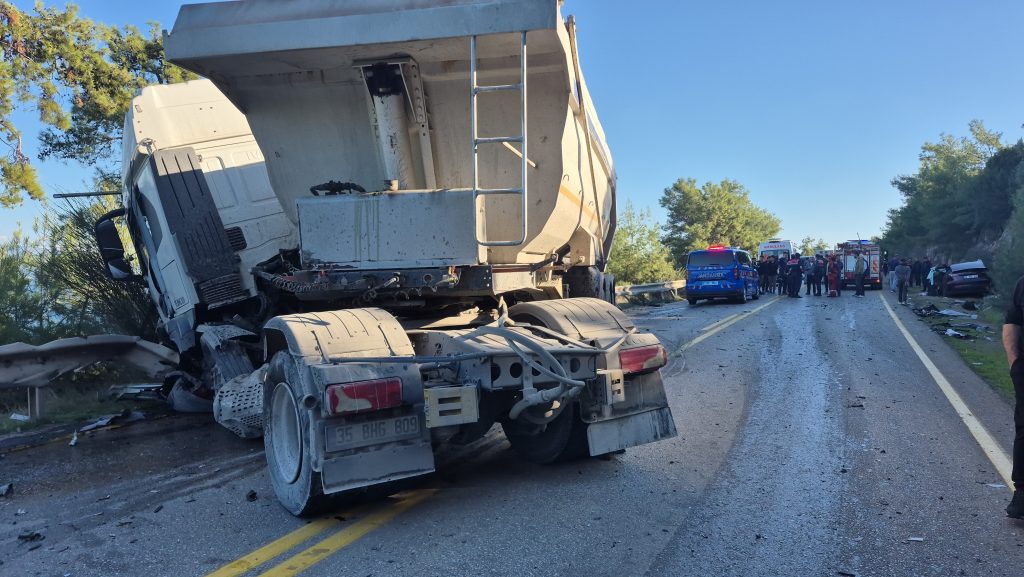 bodrum kaza, bodrum trafik kazası, bodrumda tır ile otomobil çarpıştı, torba-gölköy yolunda kaza, torba-gölköy yolu