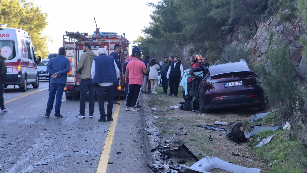 bodrum kaza, bodrum trafik kazası, bodrumda tır ile otomobil çarpıştı, torba-gölköy yolunda kaza, torba-gölköy yolu