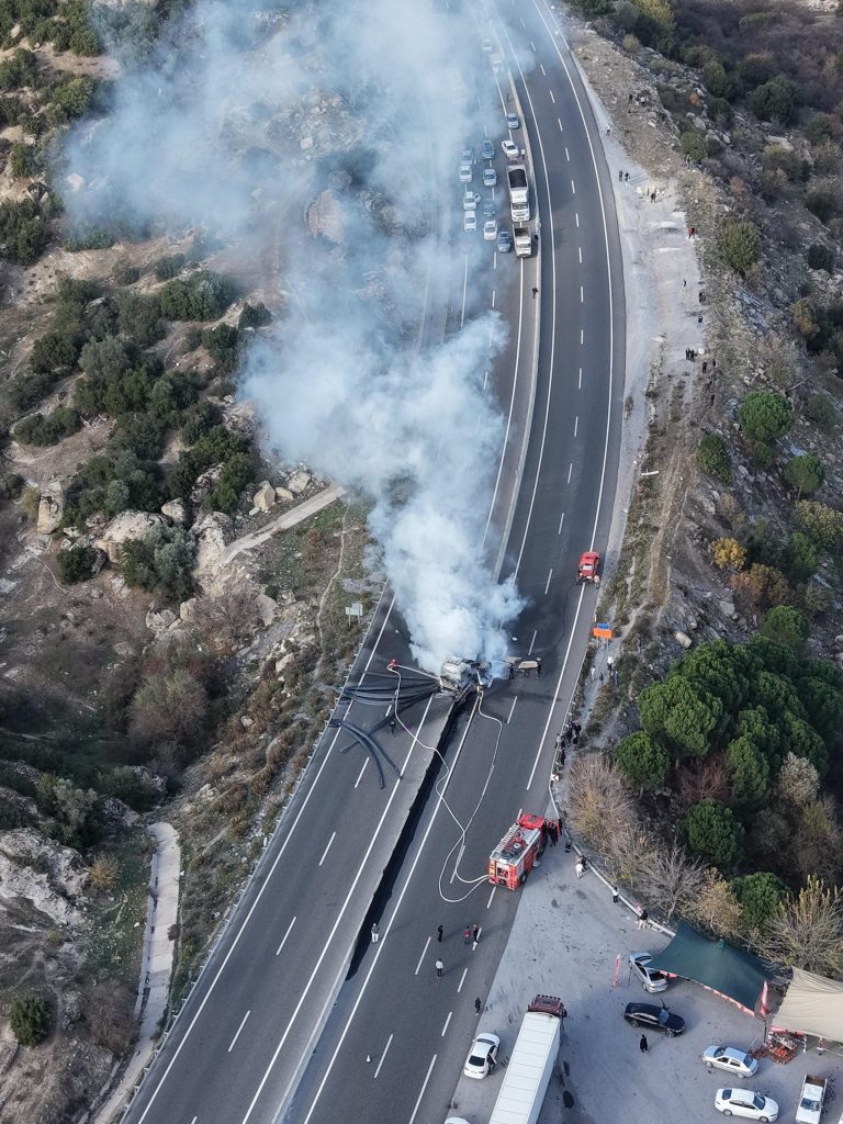 kaza yapan tır tır yandı yangın aydın muğla karayolu muğla