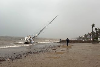 marmaris yelkenli, marmaris sağanak yağış, marmaris fırtına, marmaris, marmariste kıyıya vuran yelkenliler