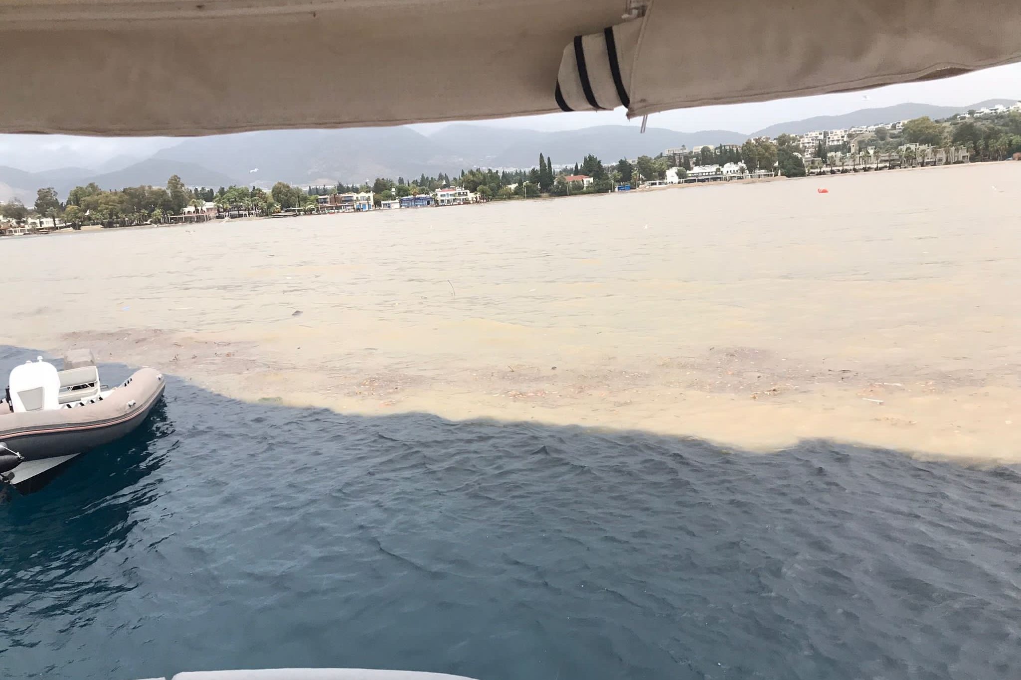 bodrum deniz kahverengi, bodrumda deniz kahverengiye döndü, bodrum deniz, bodrum, bodrum sağanak yağış