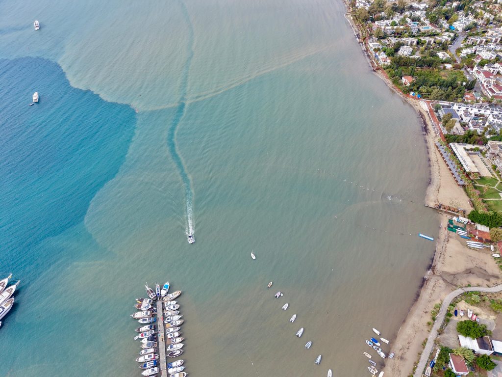 bodrum deniz kahverengi, bodrumda deniz kahverengiye döndü, bodrum deniz, bodrum, bodrum sağanak yağış