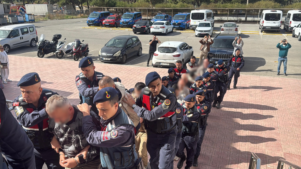 bodrum fetö operasyonu, bodrum fetö pdy, bodrum fetö, bodrumda fetö şüphelileri yakalandı, tskdan ihraç edilen fetö şüphelileri yakalandı