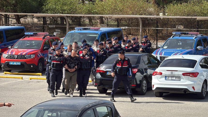bodrum fetö operasyonu, bodrum fetö pdy, bodrum fetö, bodrumda fetö şüphelileri yakalandı, tskdan ihraç edilen fetö şüphelileri yakalandı
