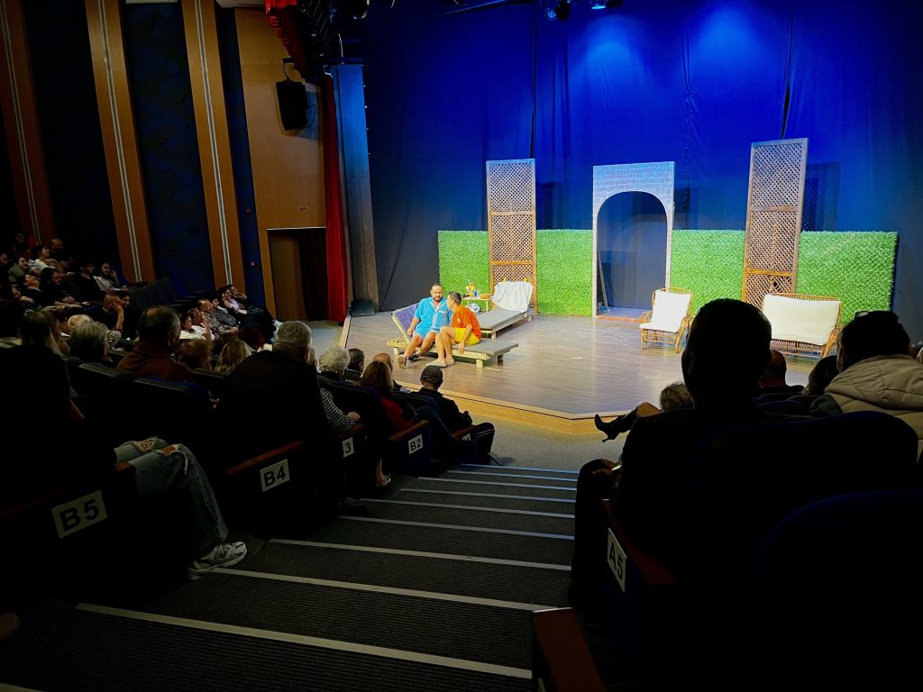 Bir Film Yıldızının Dilemması tiyatro oyunu Bodrum Belediyesi Şehir Tiyatrosu Seda Tansuker dünya prömiyeri Cansın Türkdoğan