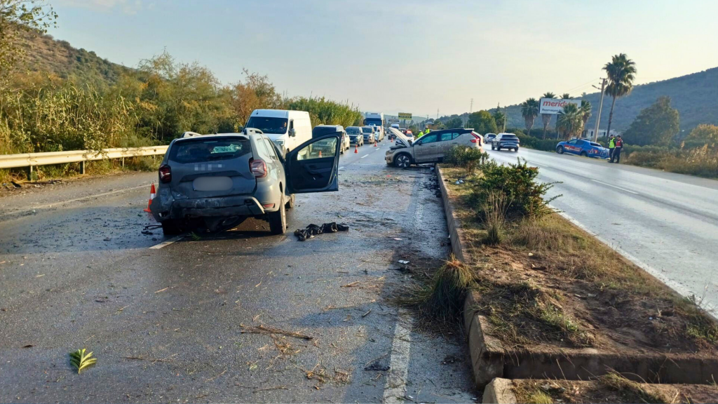 milas zincirleme kaza trafik kazası dörttepe kavşağı zincirleme trafik kazası iki kişi yaralandı
