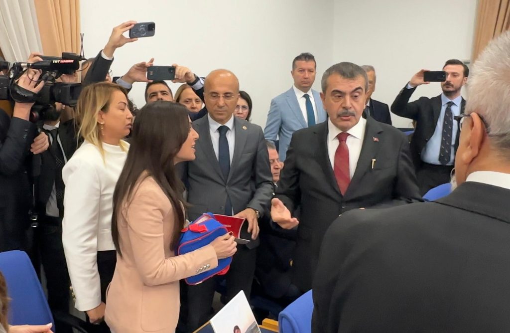 gizem özcan yusuf tekin, mecliste boş beslenme çantası, yusuf tekin, yusuf tekin boş beslenme çantası, gizem özcan