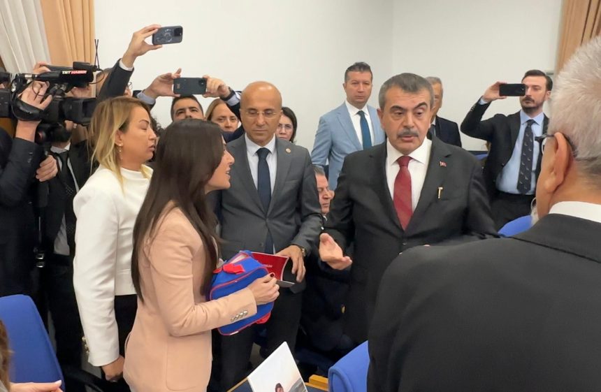 gizem özcan yusuf tekin, mecliste boş beslenme çantası, yusuf tekin, yusuf tekin boş beslenme çantası, gizem özcan