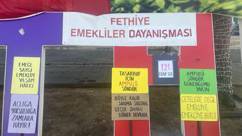 fethiye emekliler, fethiye emekliler dayanışması, fethiyede emekli eylemi, fethiyede eylem yapan emekliler, fethiye emekli eylemi