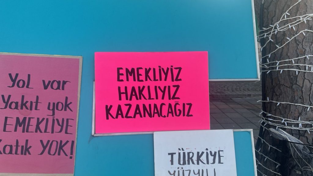 fethiye emekliler, fethiye emekliler dayanışması, fethiyede emekli eylemi, fethiyede eylem yapan emekliler, fethiye emekli eylemi