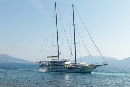 bodrumda tekne karaya oturdu, bodrumda karaya oturan tekne, bodrumda karaya oturdu, bodrum yelkenli tekne, bodrum haremtan burnu