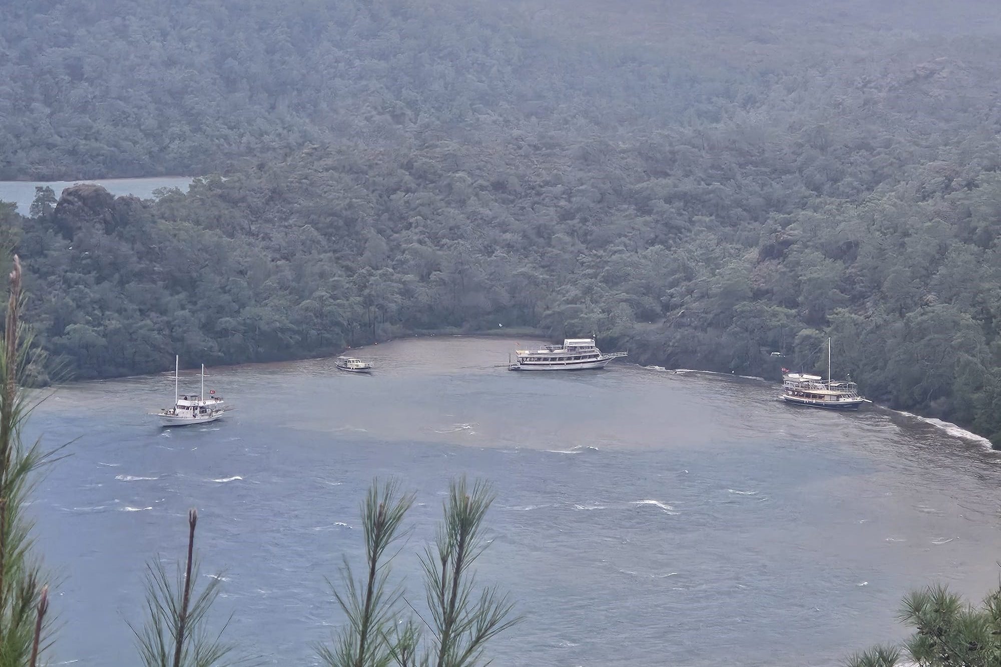 marmaris sağanak, marmaris sağanak yağış, marmaris fırtına, marmaris, marmariste tekneler karaya oturdu