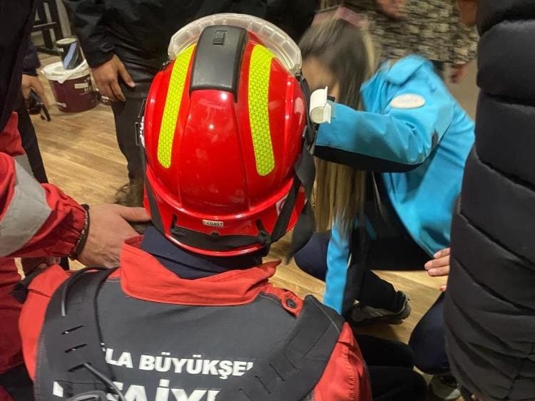 menteşe avm kaza eli yürüyen merdivene sıkışan çocuk, menteşe haber