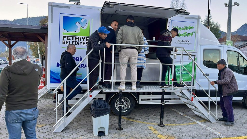 çorba ikramı üniversite öğrencilerine fethiye belediyesi muğla fethiye ikram öğrenci alim karaca