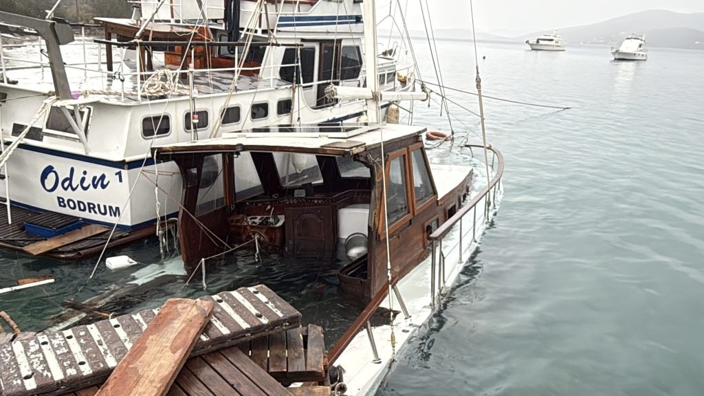 bodrum fırtına etkisini gösteren fırtına karaya sürüklendi fırtına bitez  bodrum