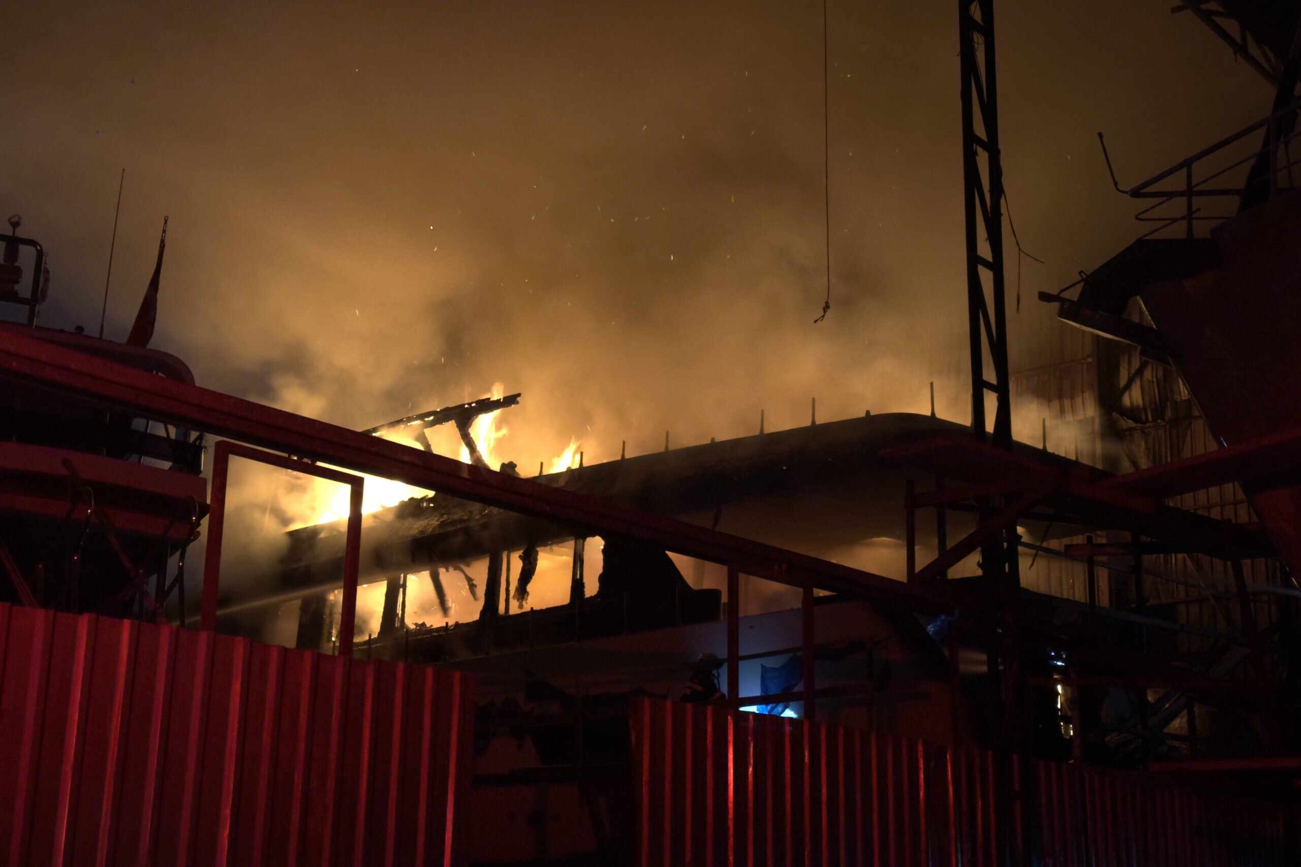 fethiye tersane, fethiye tersane yangın, fethiyede tekne yangını, fethiye tekne, fethiye yangın