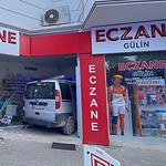 datçada iş yerine giren otomobil, datça kaza, fren yerine gaza bastı, datça iş yeri, datça otomobil