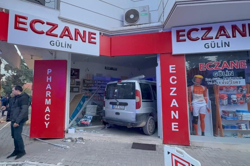 datçada iş yerine giren otomobil, datça kaza, fren yerine gaza bastı, datça iş yeri, datça otomobil