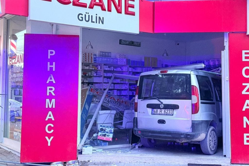 datçada iş yerine giren otomobil, datça kaza, fren yerine gaza bastı, datça iş yeri, datça otomobil