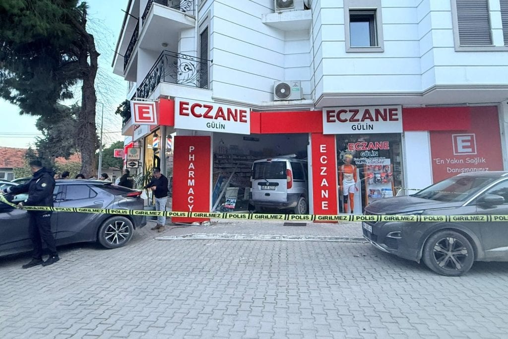 datçada iş yerine giren otomobil, datça kaza, fren yerine gaza bastı, datça iş yeri, datça otomobil