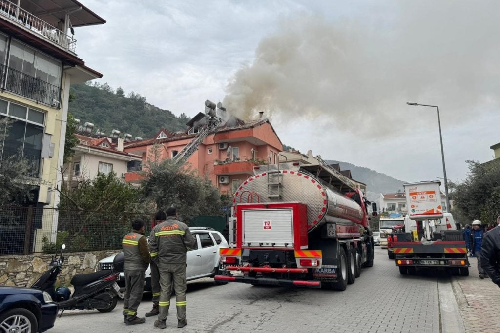 fethiye yangın, fethiye ev yangını, fethiye taşyaka, fethiye taşyaka yangın, fethiye çatı katı yangın