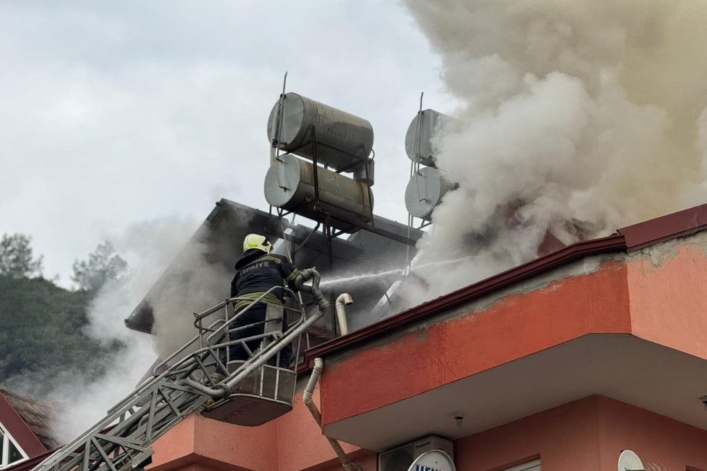 fethiye yangın, fethiye ev yangını, fethiye taşyaka, fethiye taşyaka yangın, fethiye çatı katı yangın