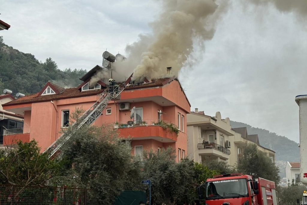 fethiye yangın, fethiye ev yangını, fethiye taşyaka, fethiye taşyaka yangın, fethiye çatı katı yangın