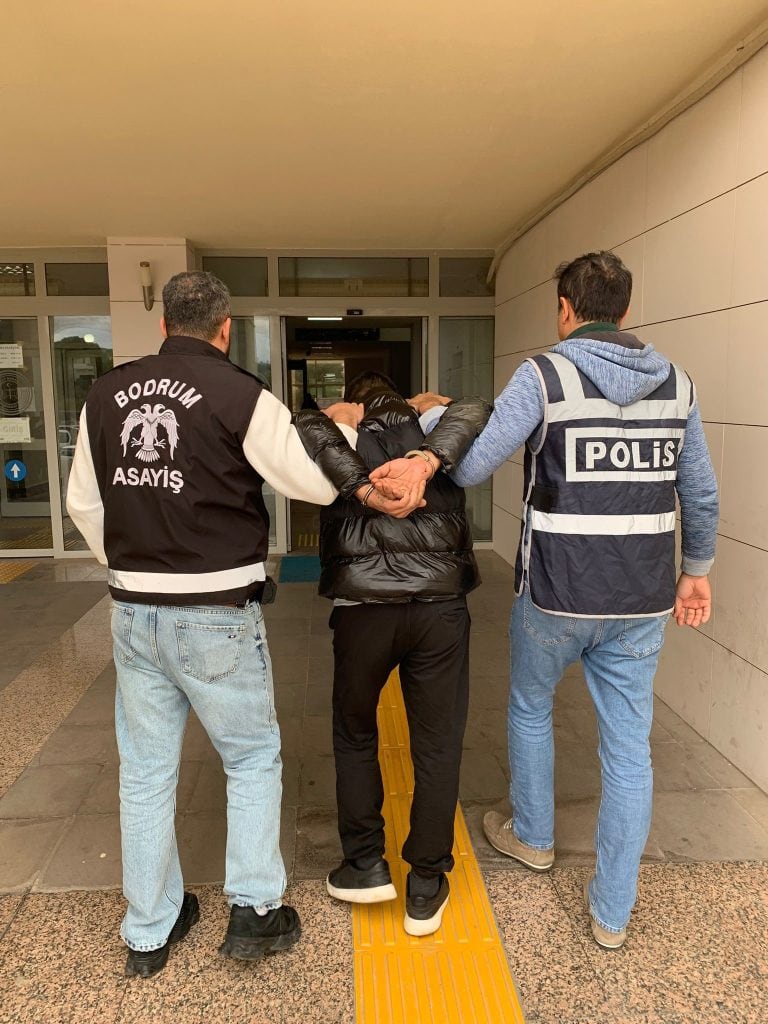 bodrum hırsızlık pedasa hırsızlık pedasa antik kenti bodrum hırsızlık gözaltına alındı park halindeki