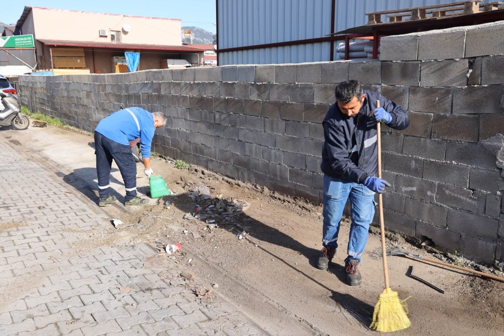 belediye ekipleri beldibi sanayi sitesi  temizlik çalışması marmaris belediyesi belediye ekipleri marmaris sanayi hurda