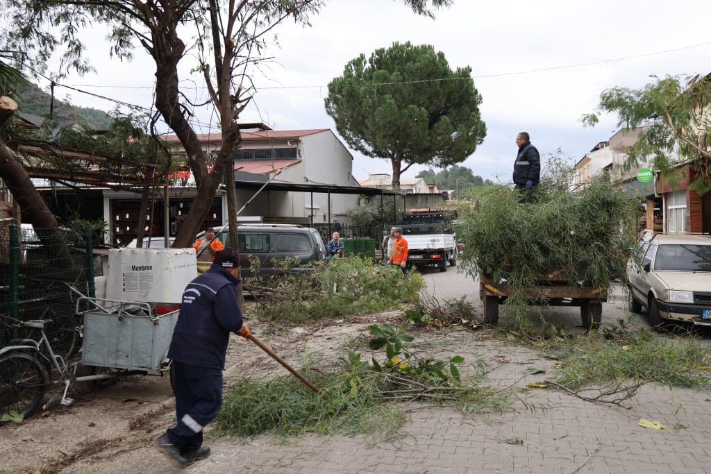 belediye ekipleri beldibi sanayi sitesi  temizlik çalışması marmaris belediyesi belediye ekipleri marmaris sanayi hurda