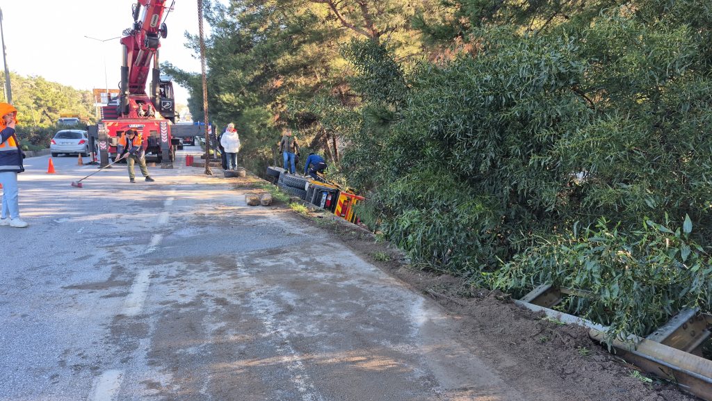 bodrum vinç, bodrum trafik kazası, bodrum kaza, bodrum vinç kazası, bodrumda şarampole devrilen vinç