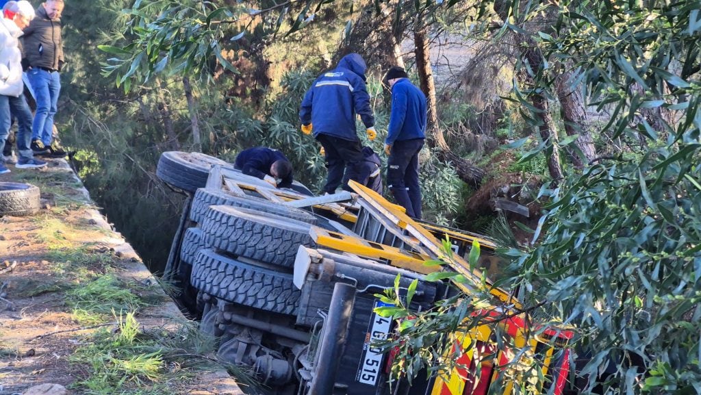 bodrum vinç, bodrum trafik kazası, bodrum kaza, bodrum vinç kazası, bodrumda şarampole devrilen vinç