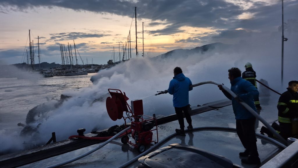 marina yangın yalıkavak yangın yalıkavak marina motoryat battı bodrum yangın