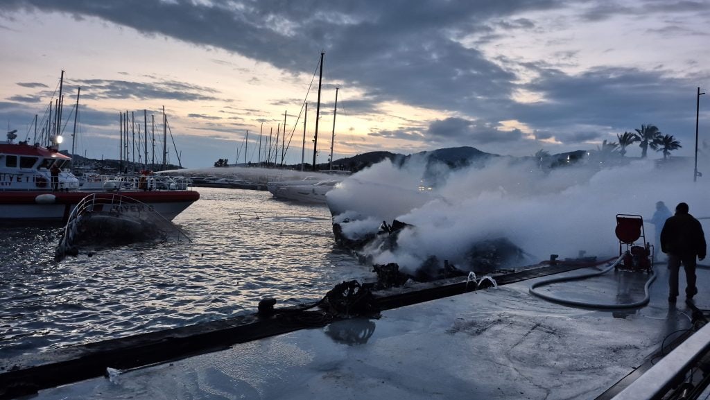 marina yangın yalıkavak yangın yalıkavak marina motoryat battı bodrum yangın