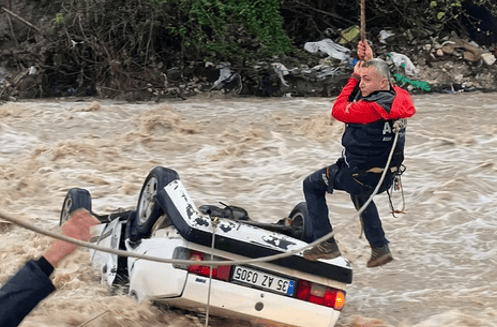 muğla sel, milas sel, muğlada sele kapılan araç, milasta sele kapılan araç, sele kapılan otomobil