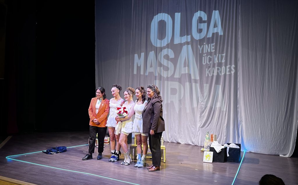 üç kız kardeş olga maşa ırina anton çehov tiyatro bodrum 8 mart kadın oyunları festivali