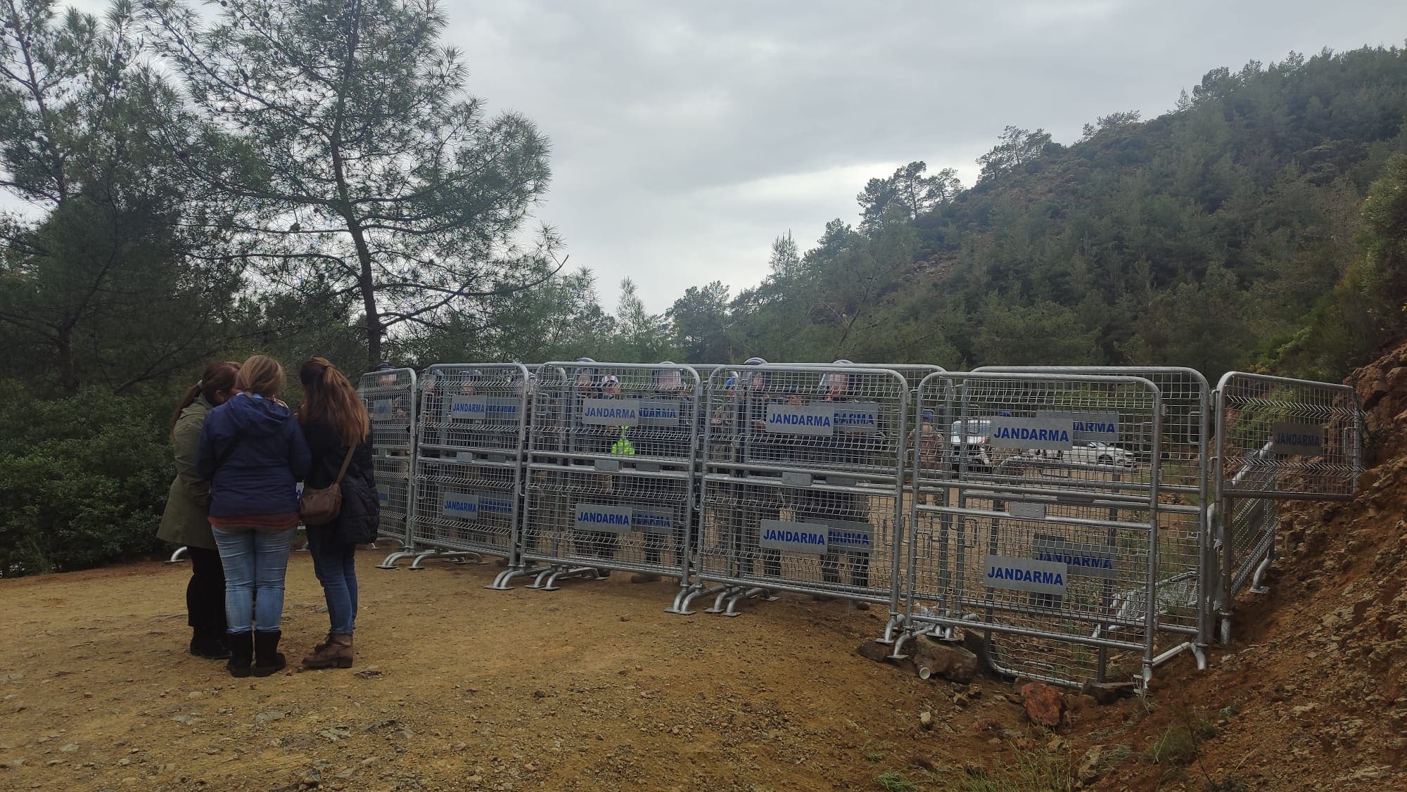Göcek Osmanağa Koyu’ndaki yapılaşmanın üçüncü gününde jandarma barikat kurdu: Yurttaşların alana girmesi engelleniyor