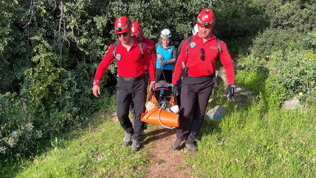 fethiye likya yolu, likya yolu, likya yolunda ayağı kırılan kişi, likya yolunda düşen kişi, fethiye
