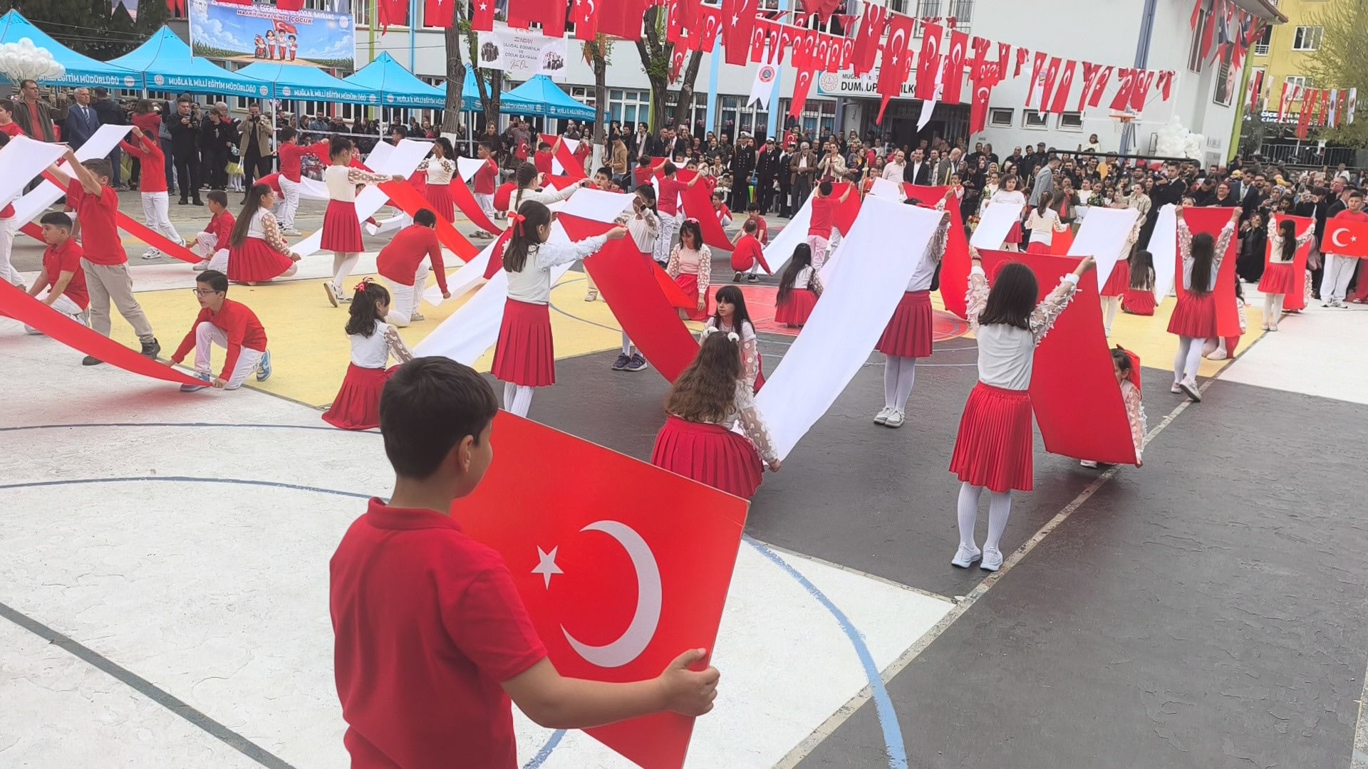 Muğla’da 23 Nisan törenle kutlandı: “Sizler bu ülkenin en kıymetli değerisiniz”