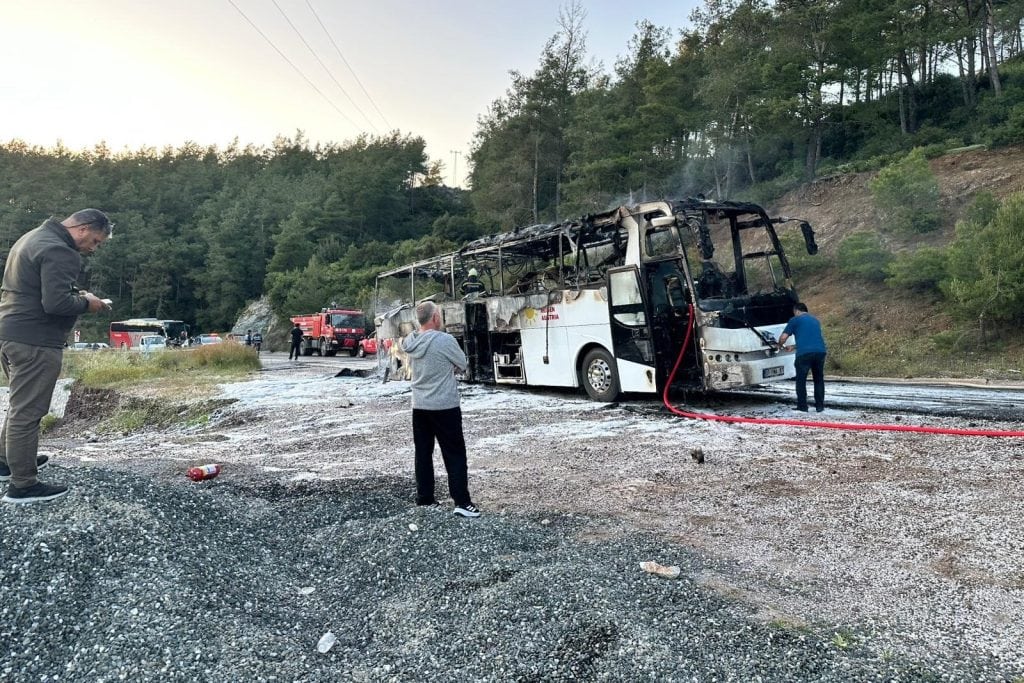 marmaris datça karayolu yangın, marmaris datça karayolu otobüs yangını, marmaris datça karayolu otobüs, marmaris datça karayolu, marmaris tur otobüsü